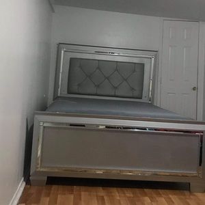 SELLING THIS BEDFRAME ONLY USED FOR A YEAR, GOOD PRICE ORIGINAL PRICE WAS $1,099